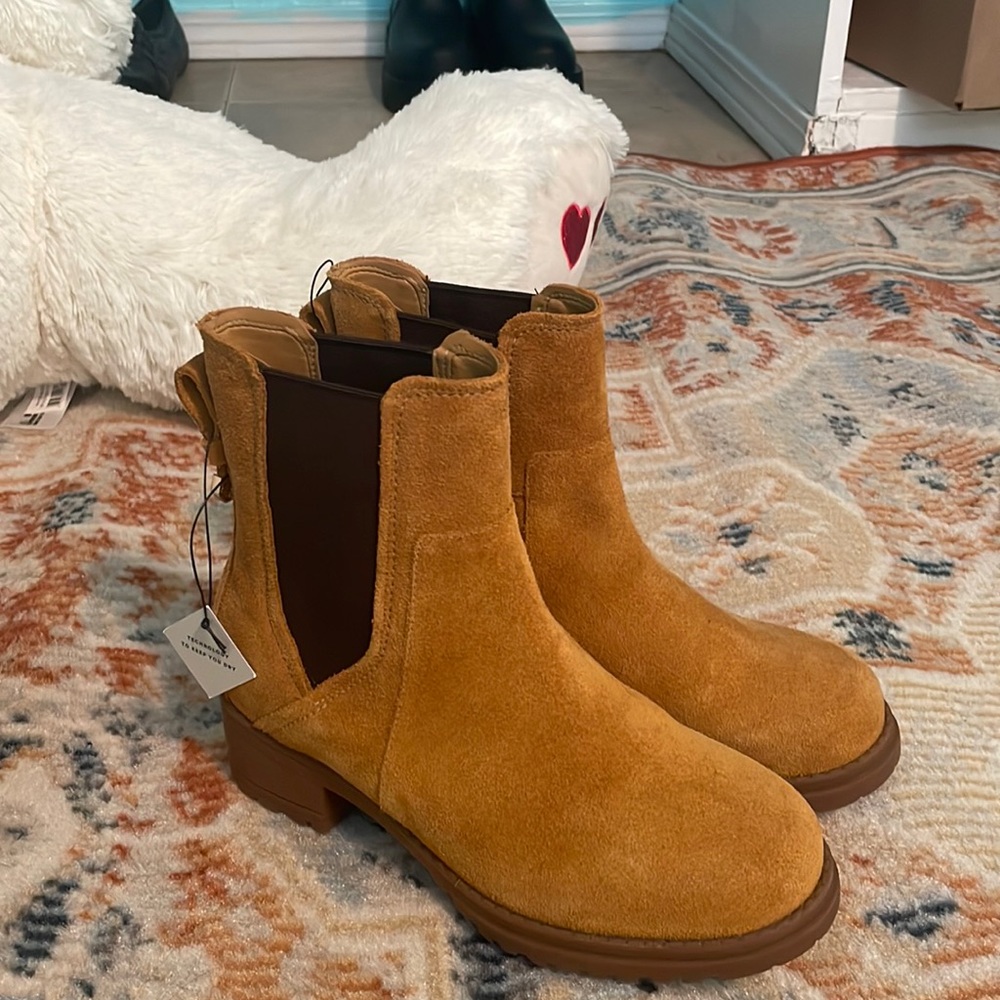 NWT Cole Haan water proof boot